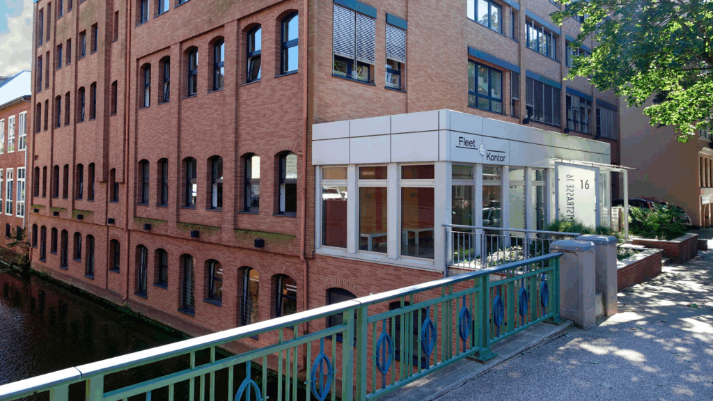 Gebäude mit Rotklinkerfassade, in dem die Praxis ist.